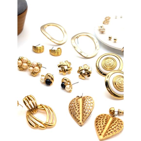 Lot of 25 Pair of Gold Tone Earrings - Picture 8 of 9